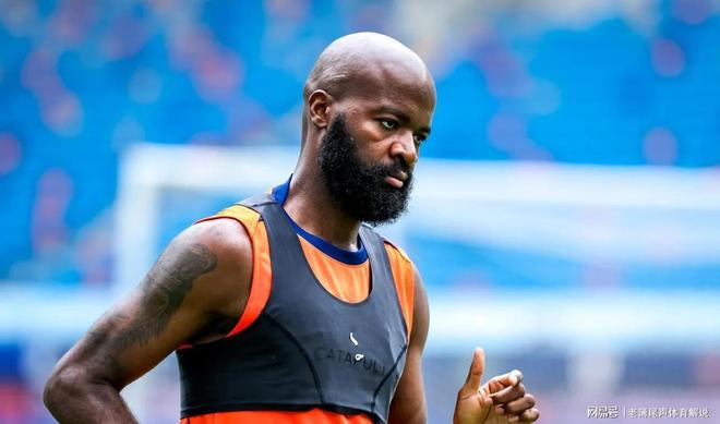 爱游戏包含集结日中超传出新动向，罗马造点机会，管理层表态——质疑声仍在，球队文化再被提及的词条