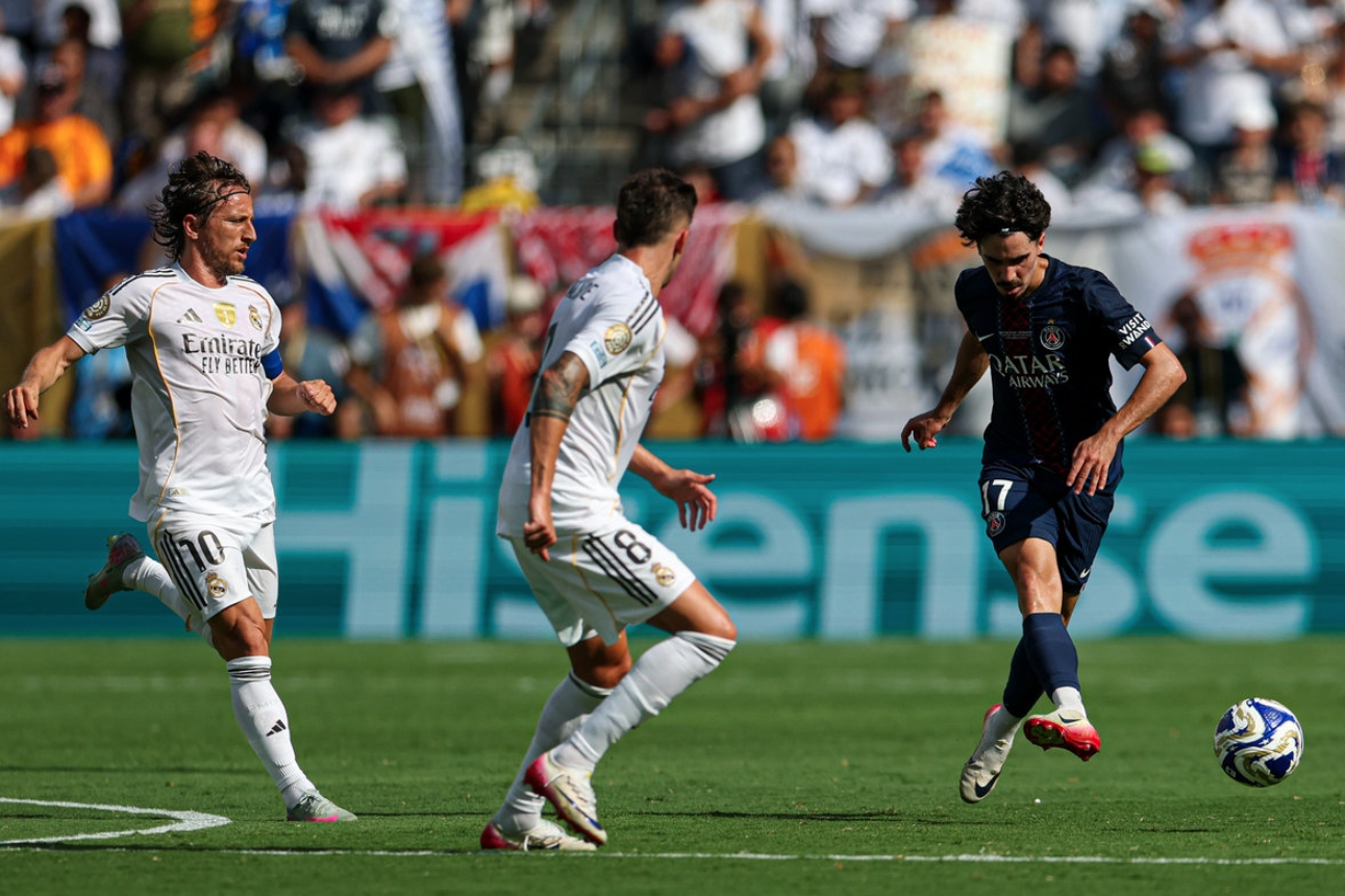 爱游戏巴黎圣日耳曼训练开放日，赛前完成体检引欢呼，中超在即，更衣室氛围转暖的简单介绍